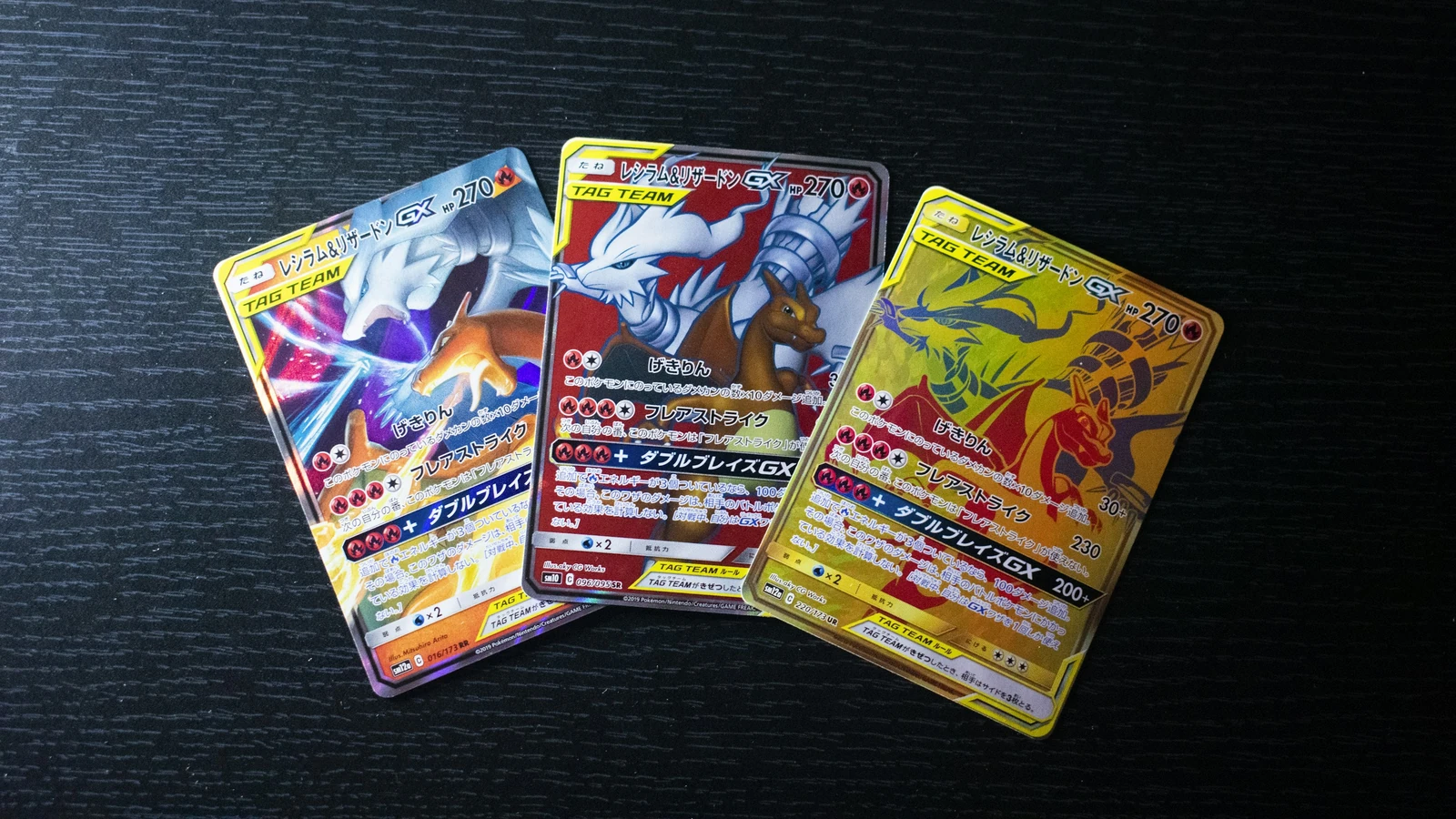 Fotografia ilustrativa de diferentes versões de cartas Pokémon japonesas