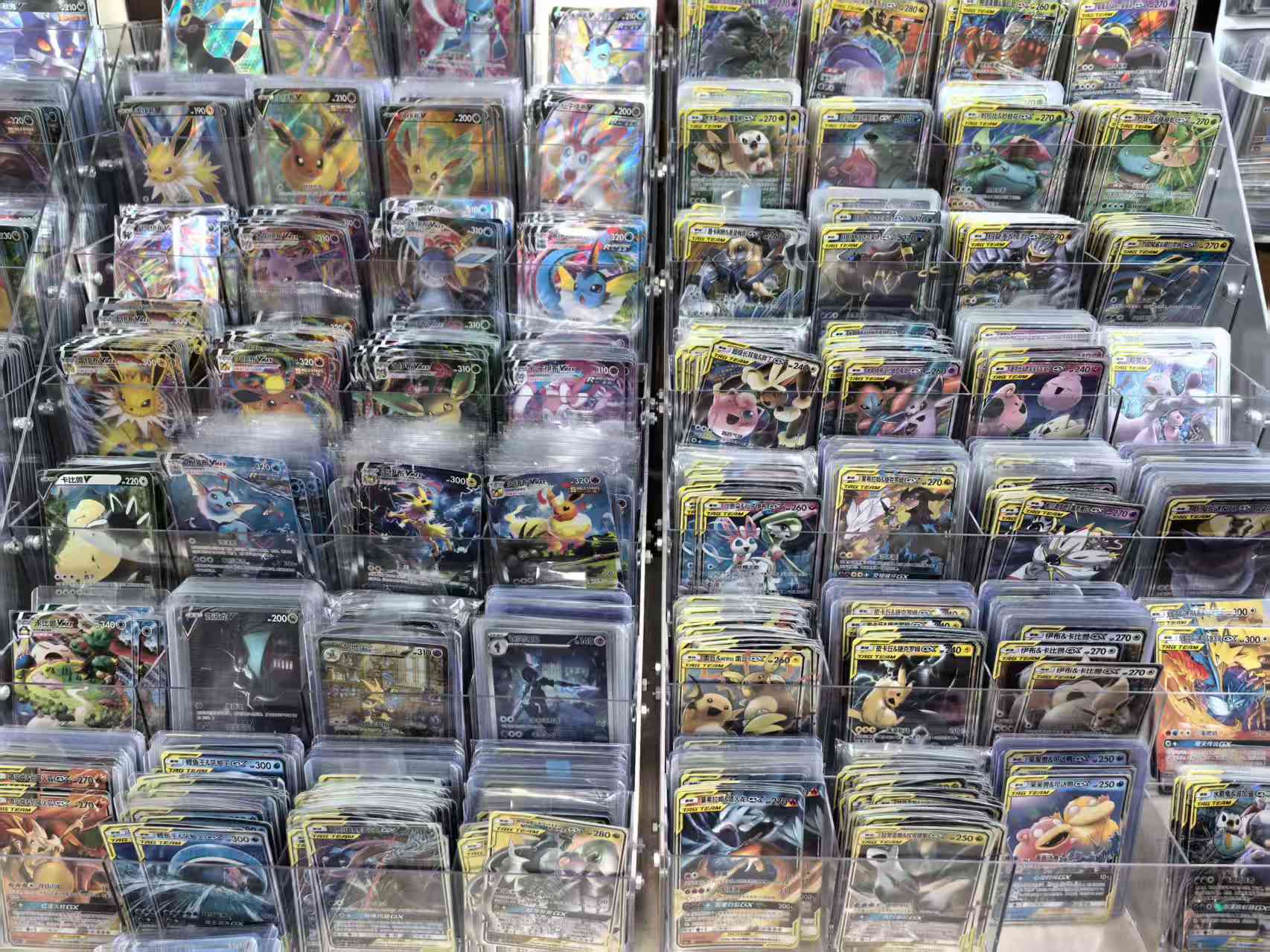 Cartas Pokémon em chinês simplificado organizadas para conferência