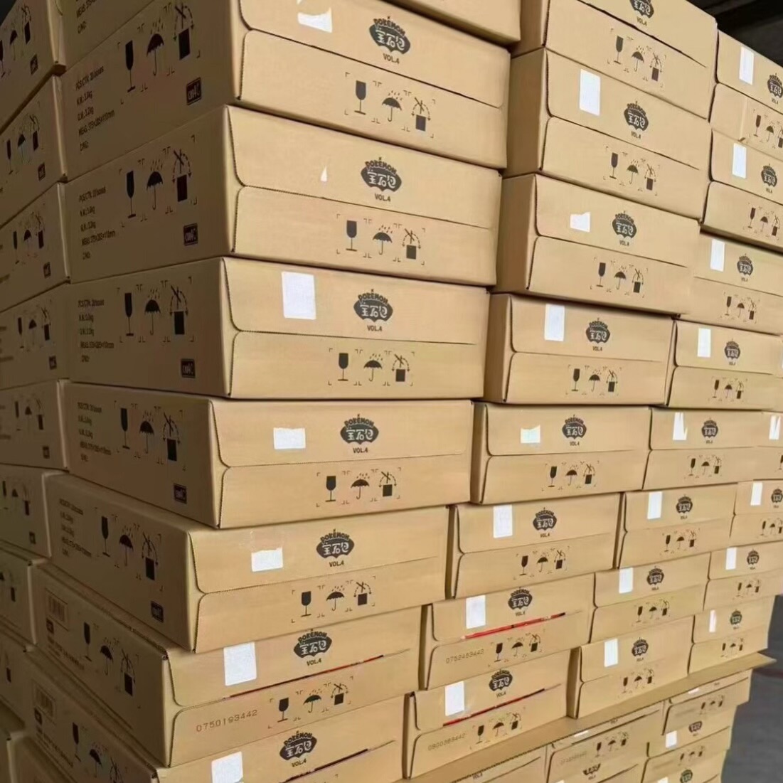 Caixas de remessa reais do Pokémon TCG preparadas para gerenciamento de estoque